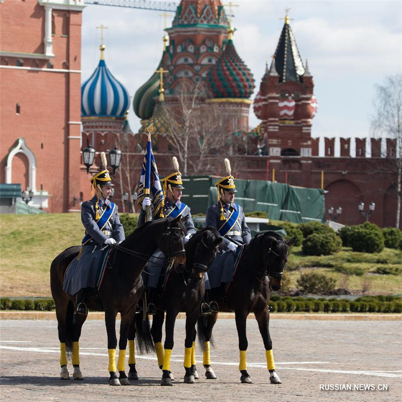 Российский Президентский полк провел в Кремле первую в 2017 году церемонию развода караулов