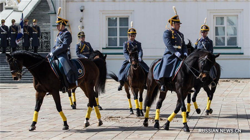 Церемония развода пеших и конных караулов Президентского полка в Московском Кремле