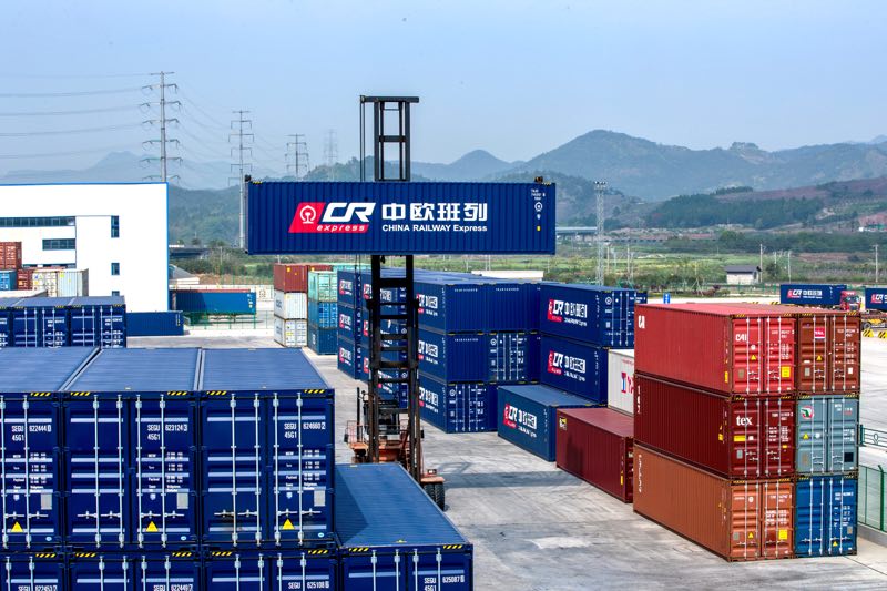 Подъемник контейнеров заезжает в железнодорожный порт Западного вокзала Иу. Иу славится по всему миру производством мелких товаров.
