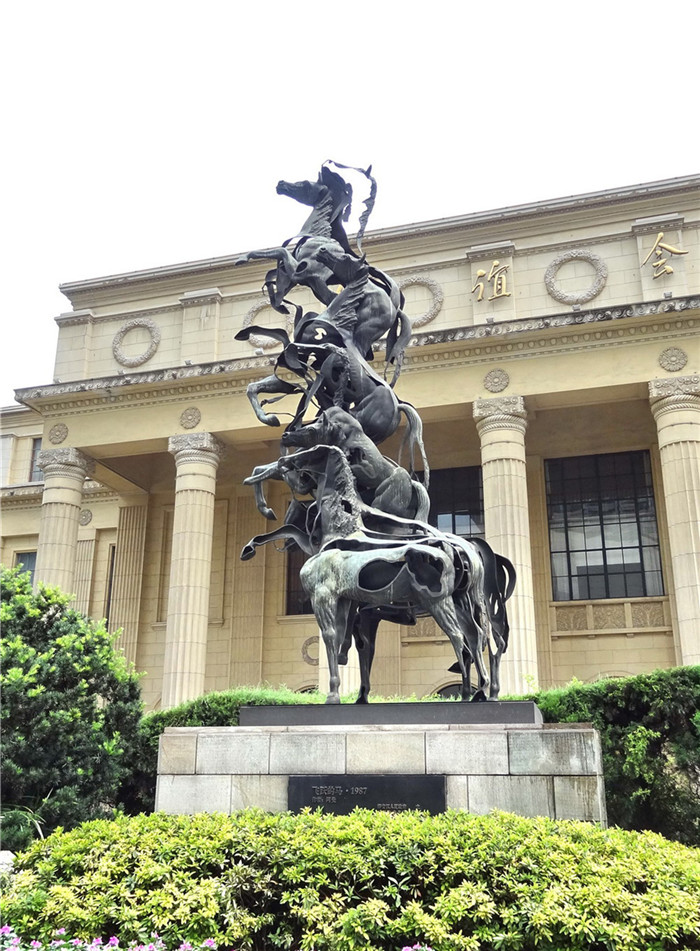 Памятник взлетающей лошади, Шанхай, июль 2011 г.