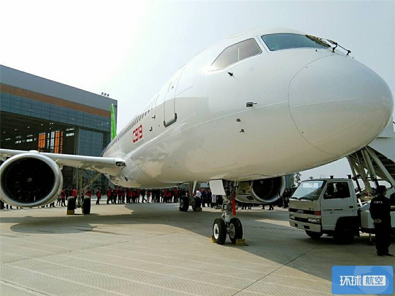 Китайский пассажирский авиалайнер C919 успешно прошел первое испытание по высокоскоростному рулению