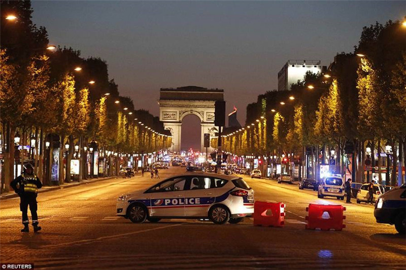 Один полицейский убит, второй получил тяжелые ранения в результате перестрелки во французской столице