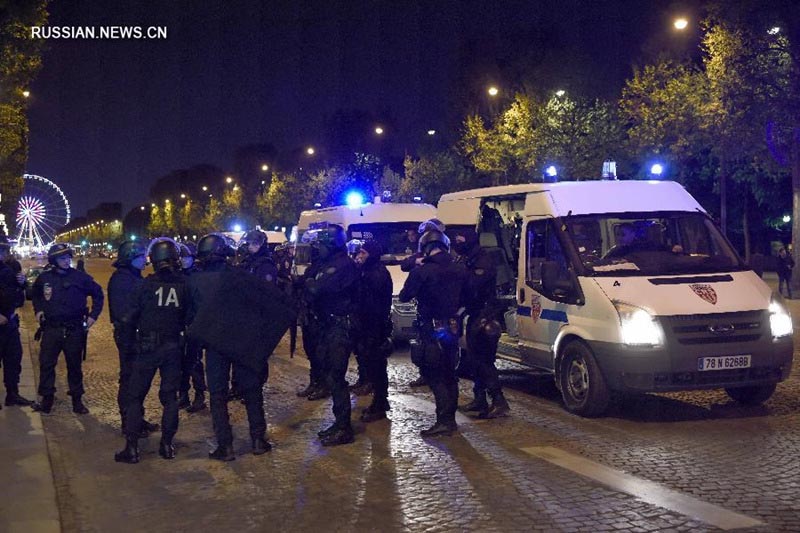 В результате стрельбы на Елисейских полях в Париже погиб один полицейский