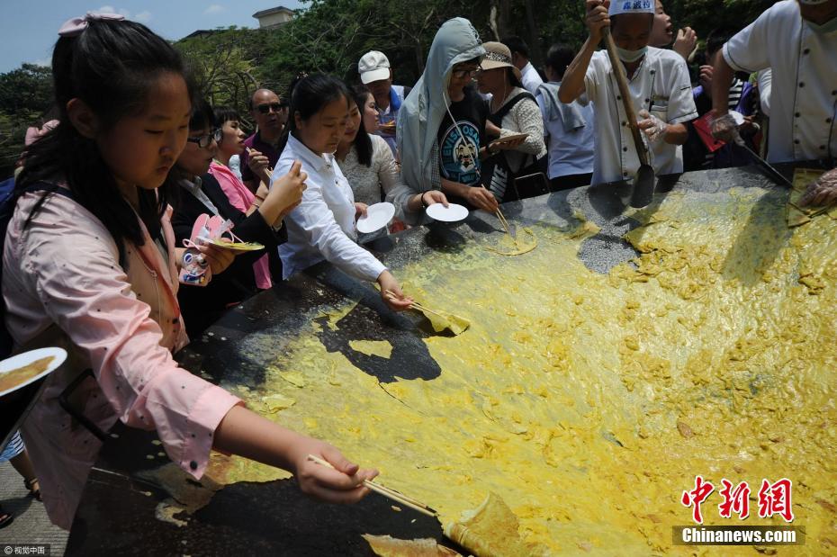 В Китае приготовили яичницу диаметром в 3 метра