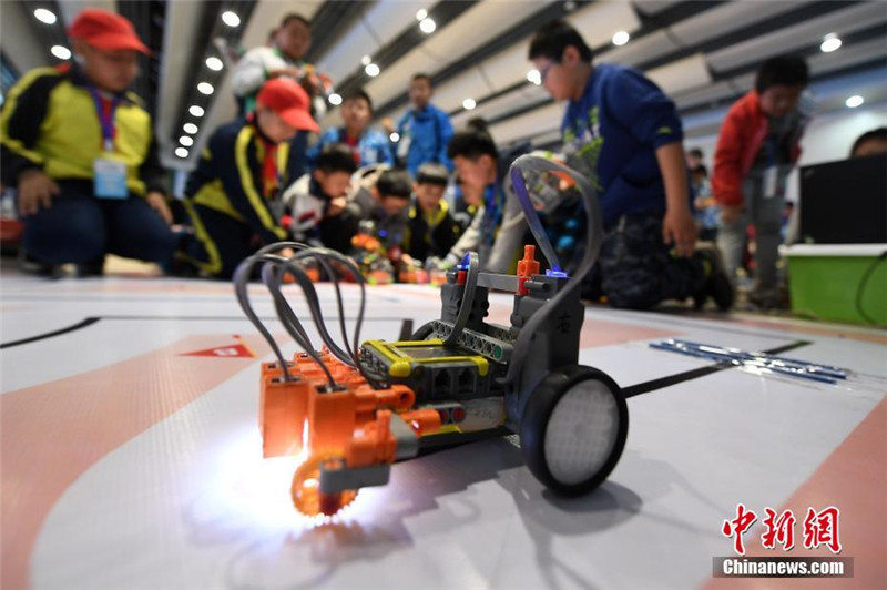 В провинции Шаньси прошло соревнование роботов среди молодежи