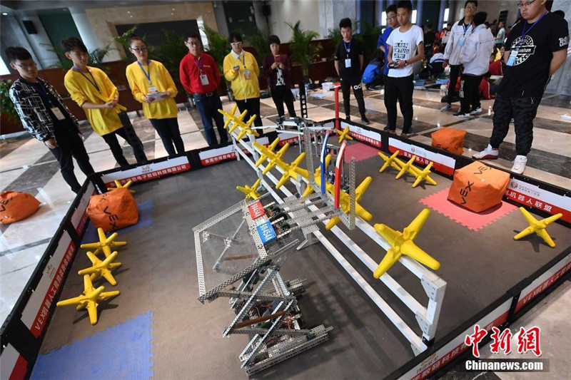 В провинции Шаньси прошло соревнование роботов среди молодежи