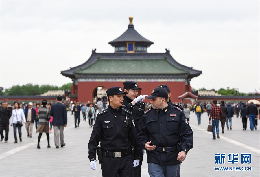 Полицейские Китая и Италии начали совместное патрулирование туристических объектов Пекина и Шанхая