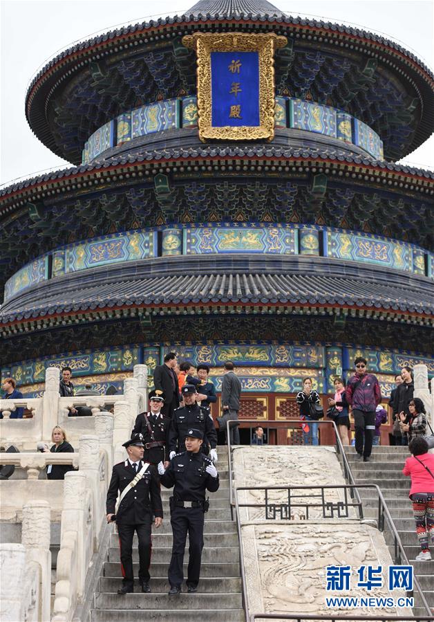 Полицейские Китая и Италии начали совместное патрулирование туристических объектов Пекина и Шанхая