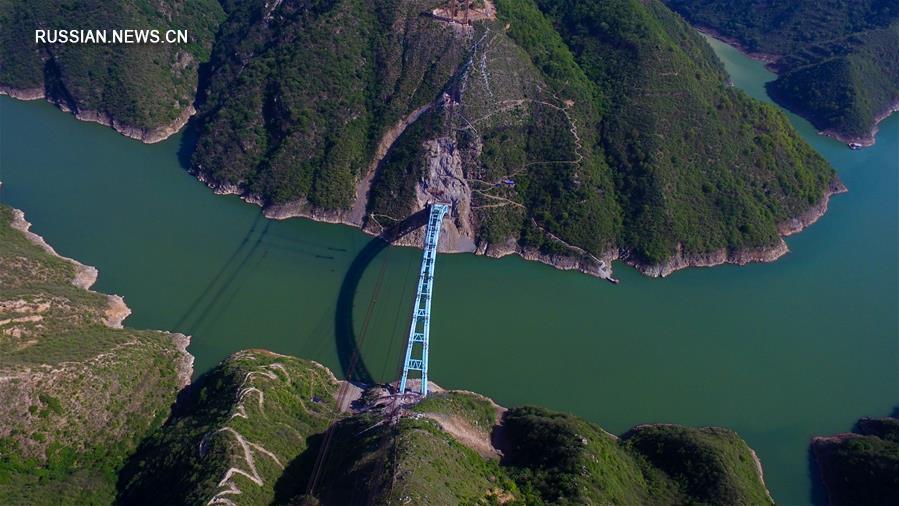 Произведена смычка арочного свода моста через Лохэ на строящейся железной дороге Мэнхуа