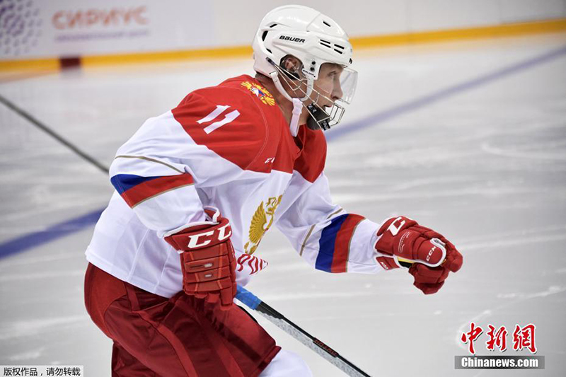 Владимир Путин сыграл в Сочи в хоккей с Жан-Клодом Килли