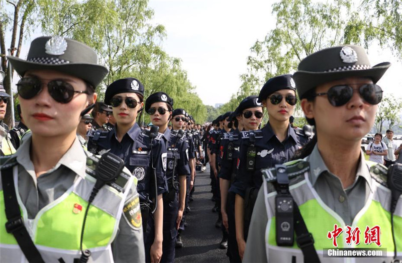 1 мая женская патрульная группа работала в живописном районе озера Сиху.