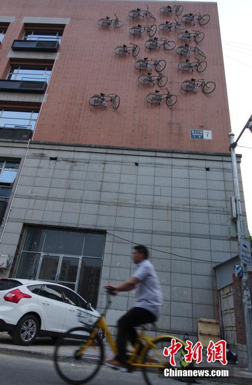 16 велоспедов в Пекине были прикреплены к зданию