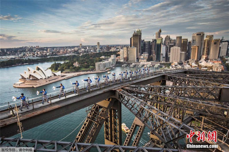 На вершине моста Харбор-Бридж в Сиднее прошло выступление по Тайцзицюань
