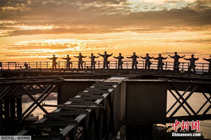 На вершине моста Харбор-Бридж в Сиднее прошло выступление по Тайцзицюань