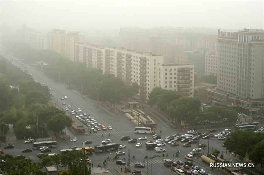Загрязнение воздуха в Пекине значительно увеличилось вследствие обрушившейся на город песчаной бури