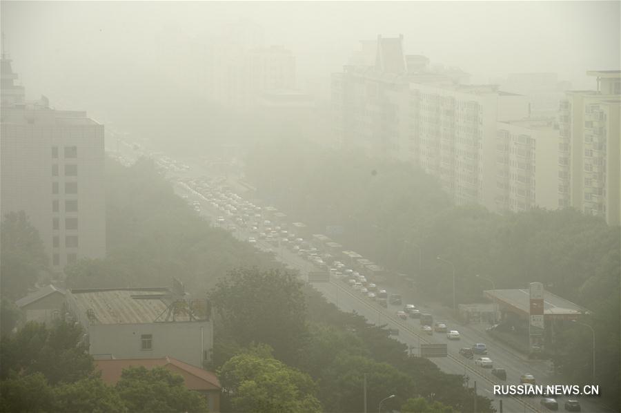 Загрязнение воздуха в Пекине значительно увеличилось вследствие обрушившейся на город песчаной бури