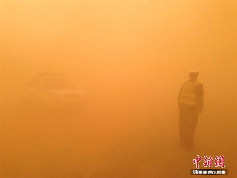 Дорожная полиция охраняет порядок во время песчаной бури во Внутренней Монголии