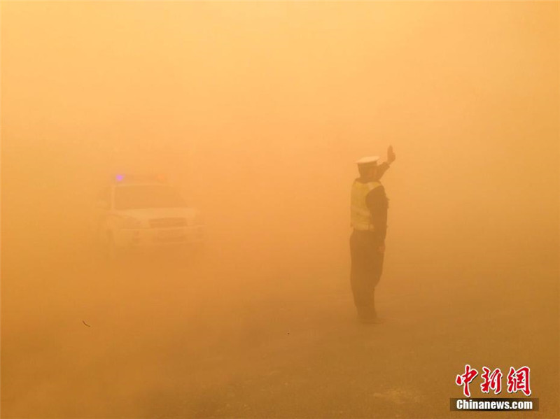 Дорожная полиция охраняет порядок во время песчаной бури во Внутренней Монголии