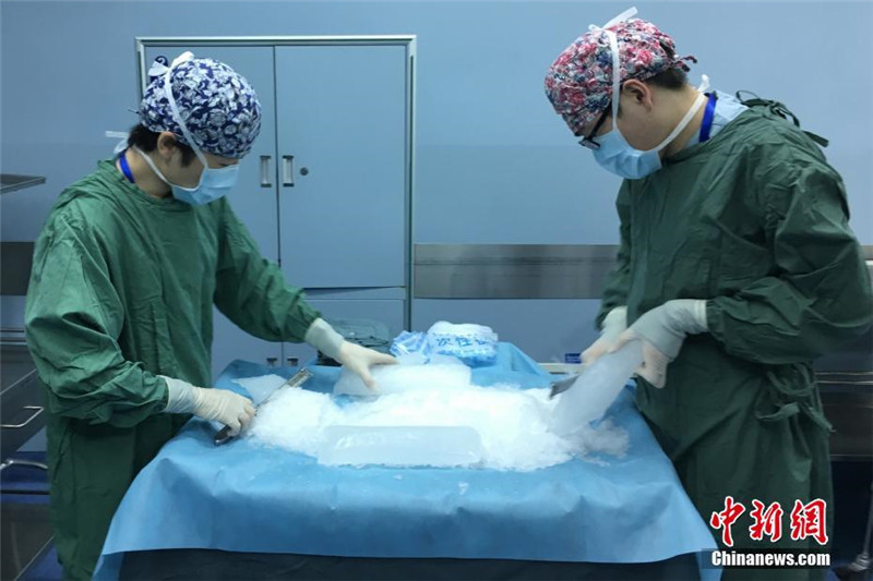 В Китае впервые вертолетом и самолетом перевезли сердце для трансплантации