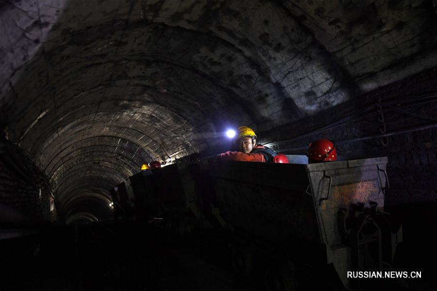 В результате аварии на угольной шахте в провинции Хунань погибли три человека, еще 18 горняков заблокированы под землей