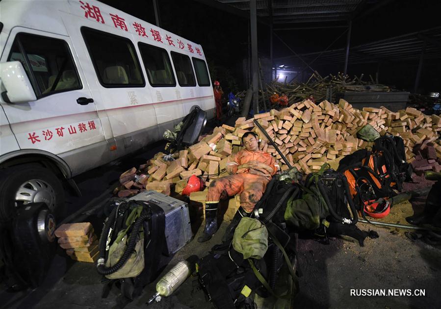 В результате аварии на угольной шахте в провинции Хунань погибли три человека, еще 18 горняков заблокированы под землей