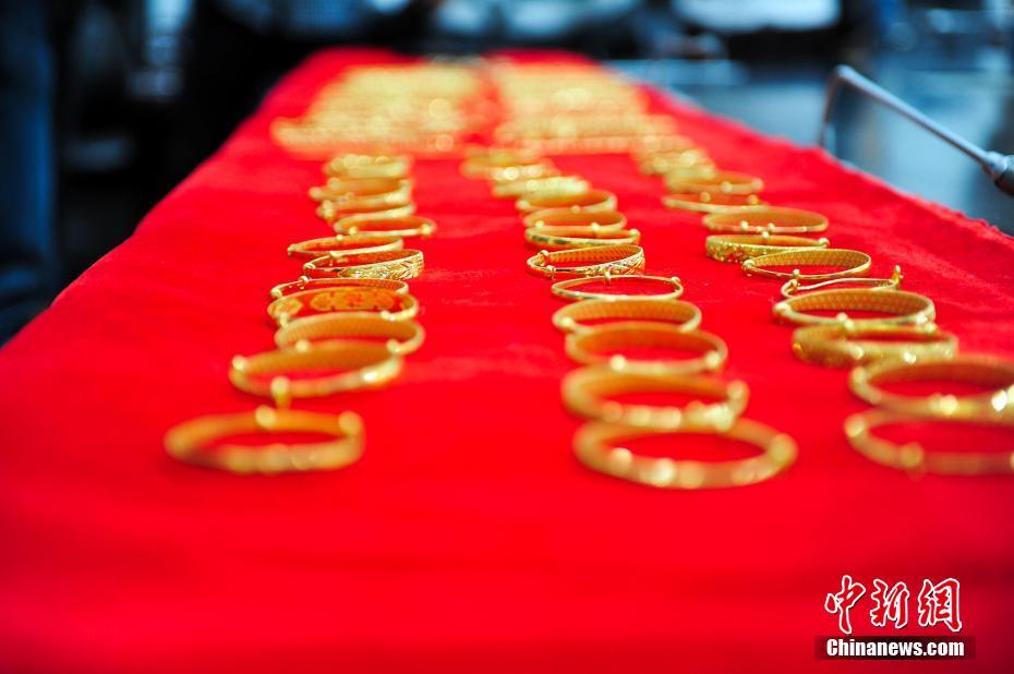 На северо-востоке Китая задержали двух грабителей, вынесших из ювелирного салона 4,2 кг золотых украшений