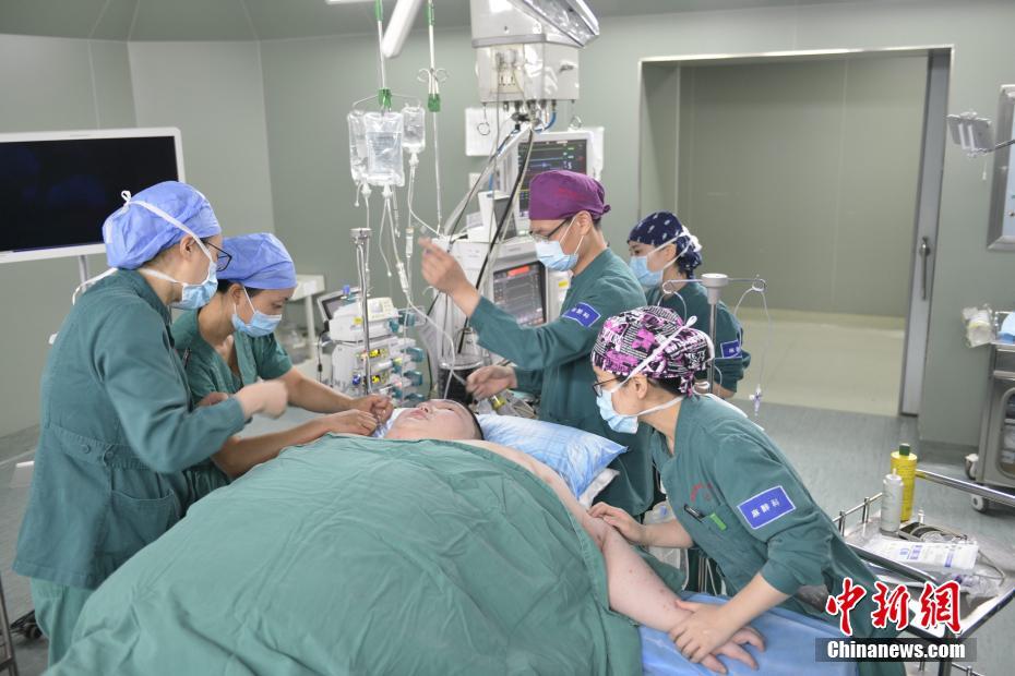 Самый тяжелый человек в Китае перенес операцию для похудения