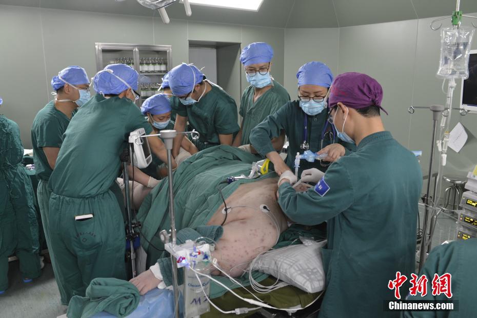 Самый тяжелый человек в Китае перенес операцию для похудения