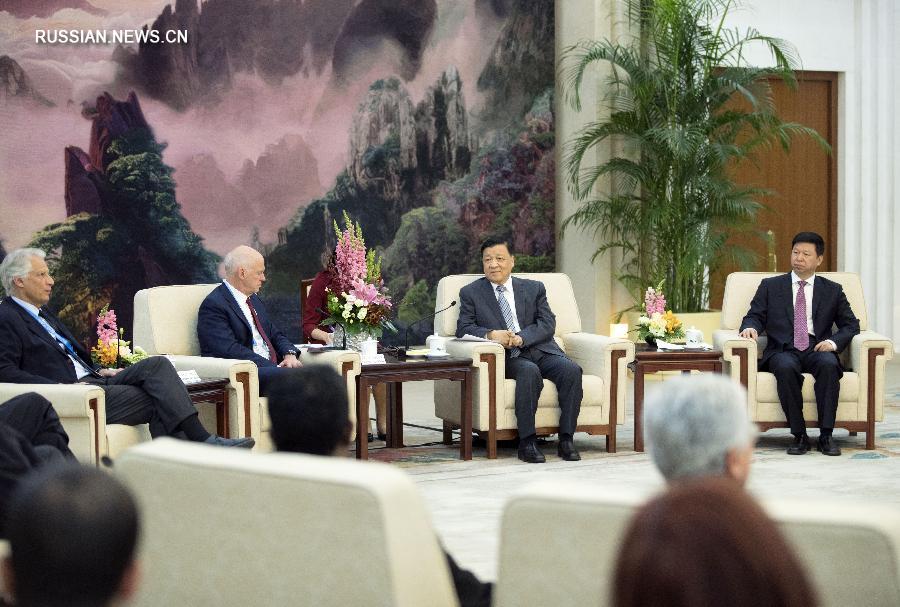 Лю Юньшань провел коллективную встречу с зарубежными участниками тематической сессии на Форуме "Пояса и пути"