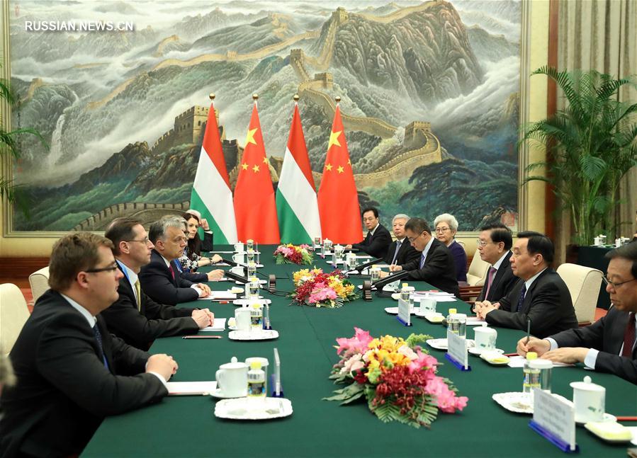 Чжан Дэцзян встретился с премьер-министром Венгрии В. Орбаном