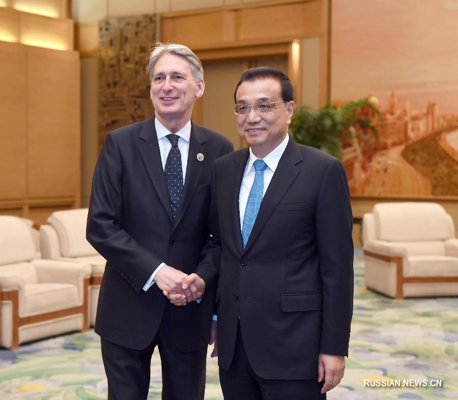 Ли Кэцян встретился с министром финансов Великобритании Ф. Хаммондом