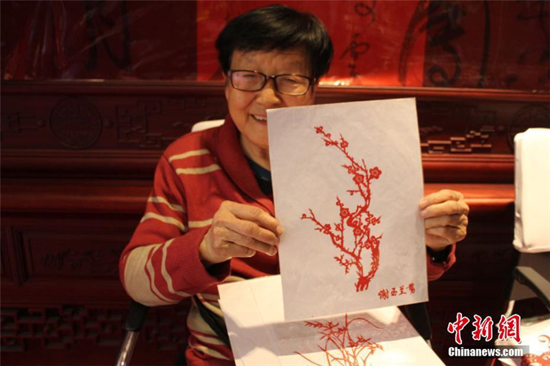 74-летняя китаянка показала мастерство вырезки из бумаги без трафаретов 