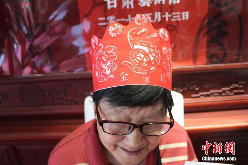 74-летняя китаянка показала мастерство вырезки из бумаги без трафаретов 