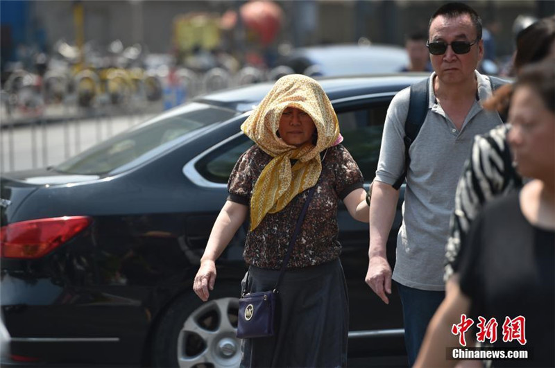 В Пекине наступила жара, температура воздуха местами превышает 35 градусов Цельсия