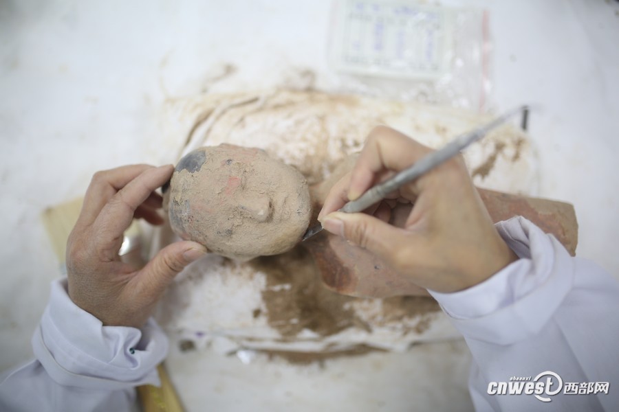 Для реставрации погребальных статуэток династии Хань не хватает специалистов