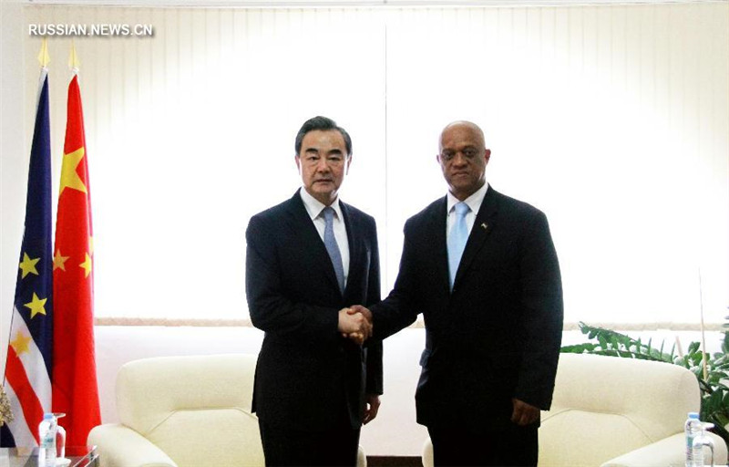 Министр иностранных дел КНР Ван И провел переговоры с главой МИД Кабо-Верде