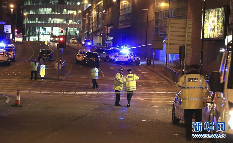 В результате взрыва в Манчестере погибли по меньшей мере 19 человек