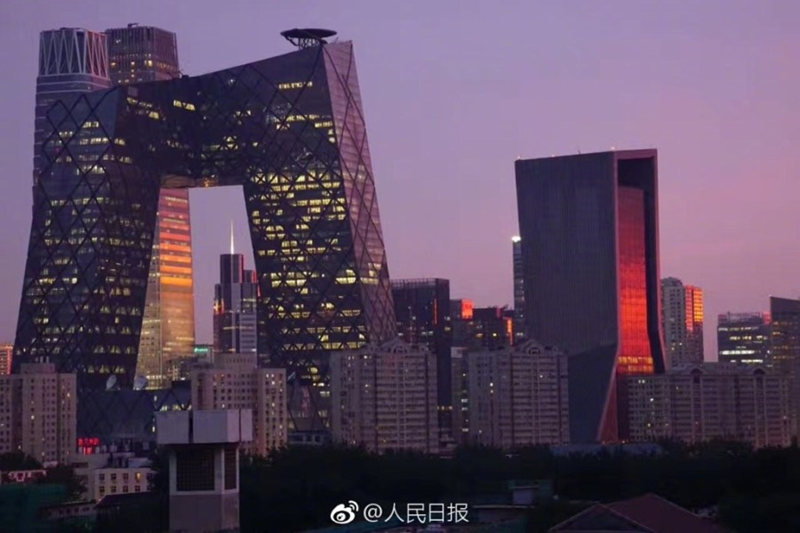 После дождя в Пекине появилась чарующая вечерняя заря