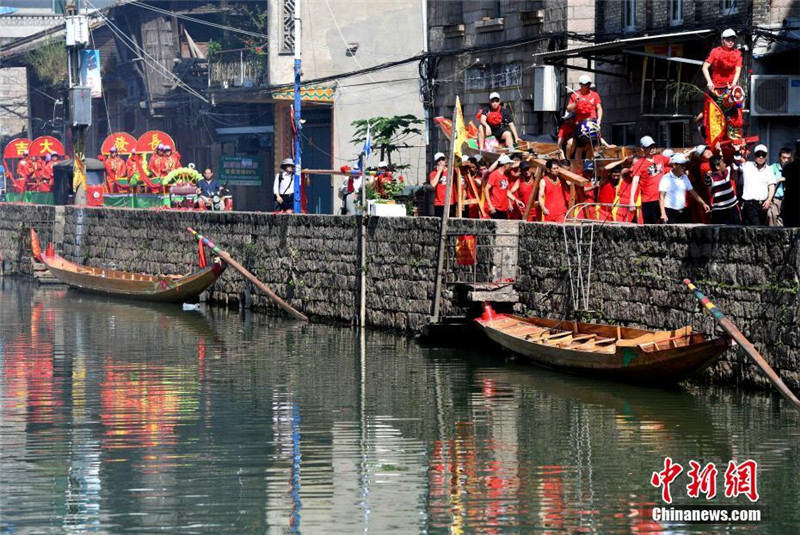 К празднику "Дуаньуцзе" новые лодки-драконы спущены на воду в провинции Фуцзянь
