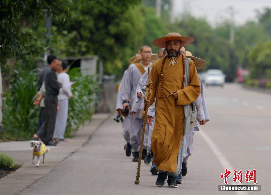 13 монахов за 86 дней пешком добрались из Шанхая в провинцию Сычуань