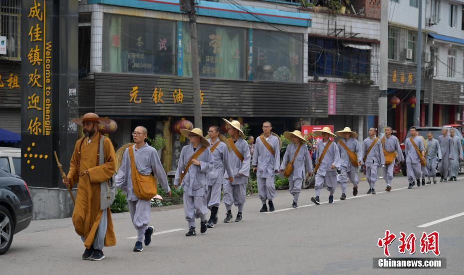 13 монахов за 86 дней пешком добрались из Шанхая в провинцию Сычуань