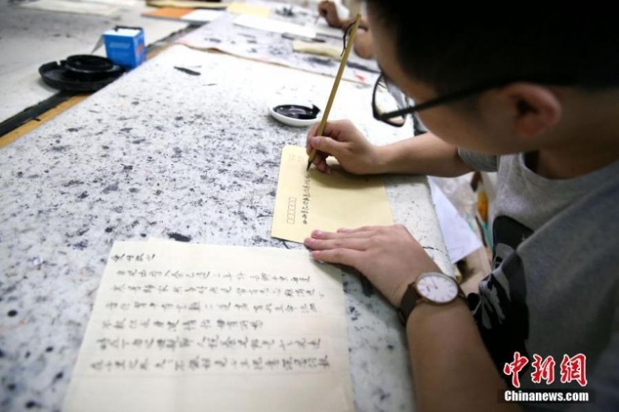 Студенты каллиграфического института каждый день отправляют домой письмо, написанное кистью