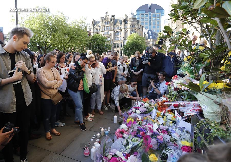 В Манчестере почтили память жертв теракта