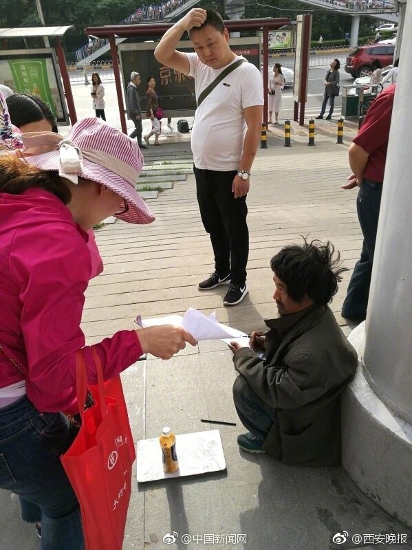 В Китае бездомный мужчина самостоятельно обучился рисованию