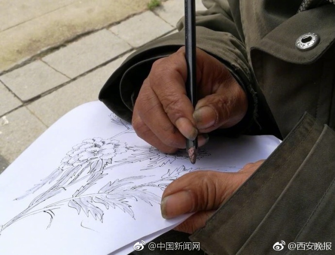 В Китае бездомный мужчина самостоятельно обучился рисованию