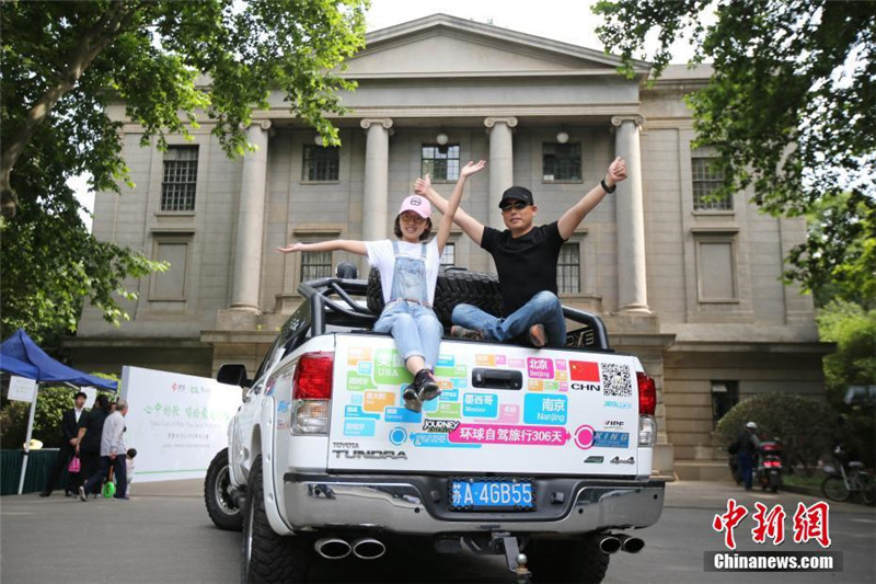 Китайские отец и дочь на машине объехали 52 страны и посетили 100 вузов