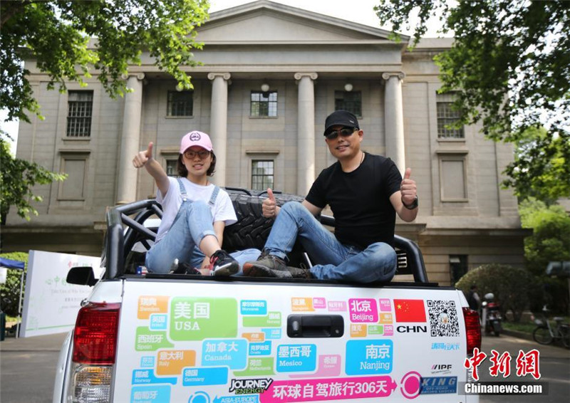 Китайские отец и дочь на машине объехали 52 страны и посетили 100 вузов