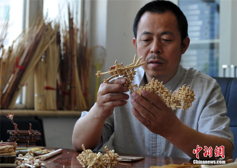 Китайский хранитель искусства плетения из соломы сорго уже 24 года создает удивительные вещи