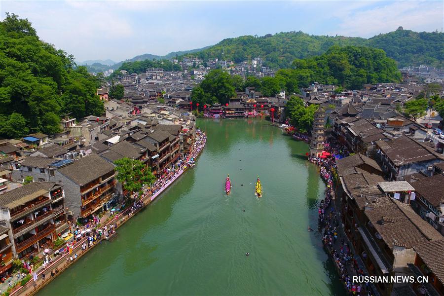 Праздничная гонка на лодках-драконах в древнем городке Фэнхуан
