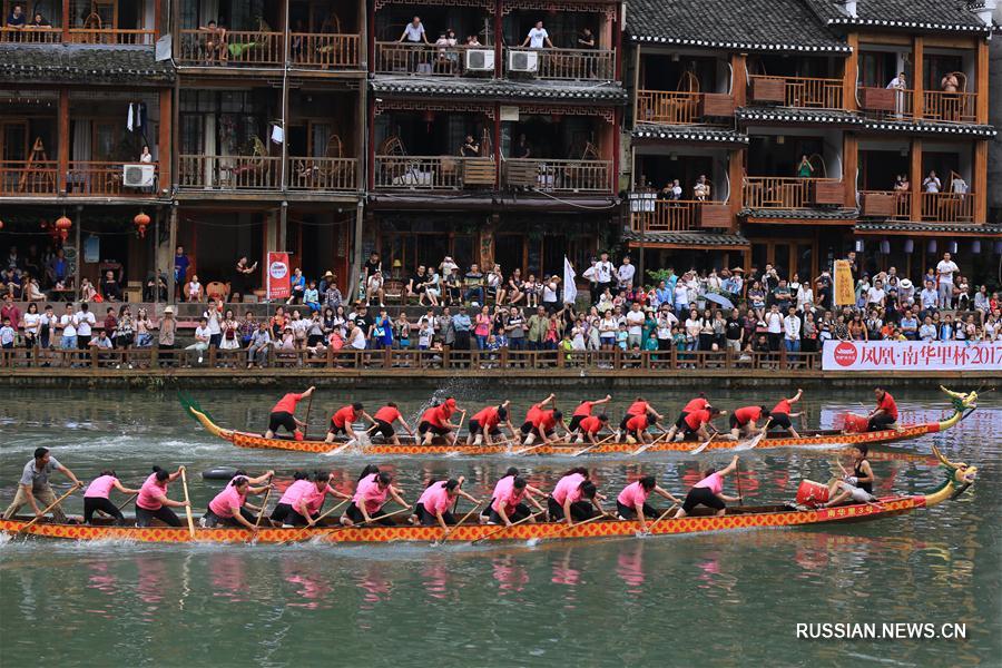 Праздничная гонка на лодках-драконах в древнем городке Фэнхуан